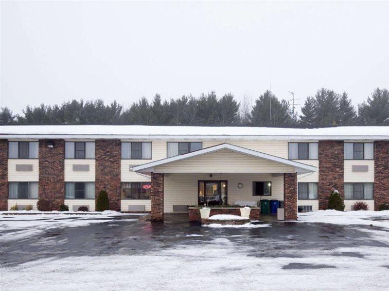 Travelodge By Wyndham Merrill Exterior photo