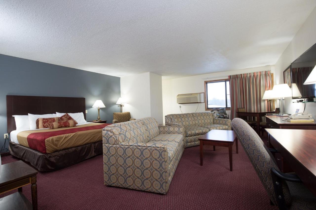 Travelodge By Wyndham Merrill Exterior photo