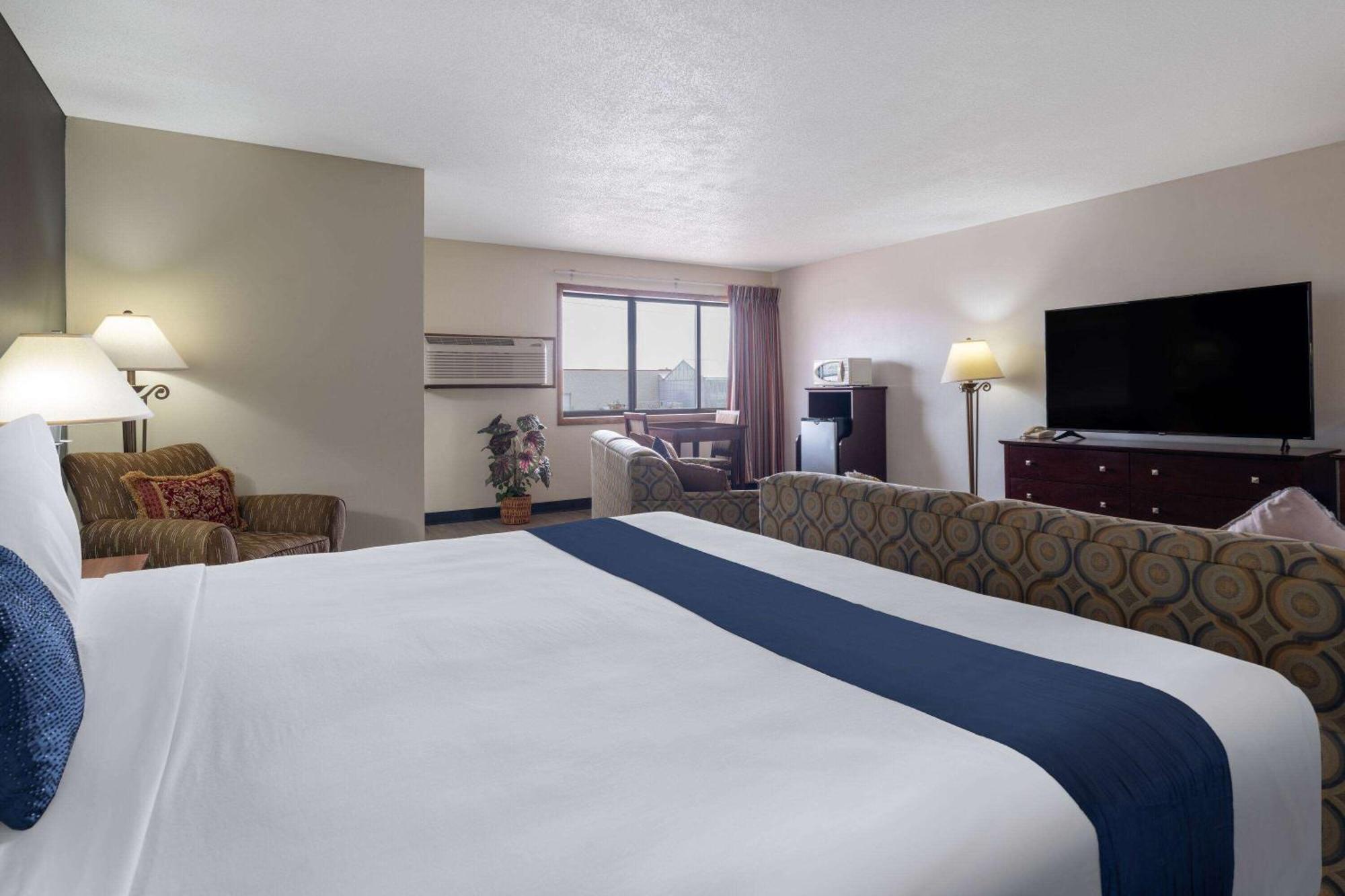 Travelodge By Wyndham Merrill Exterior photo