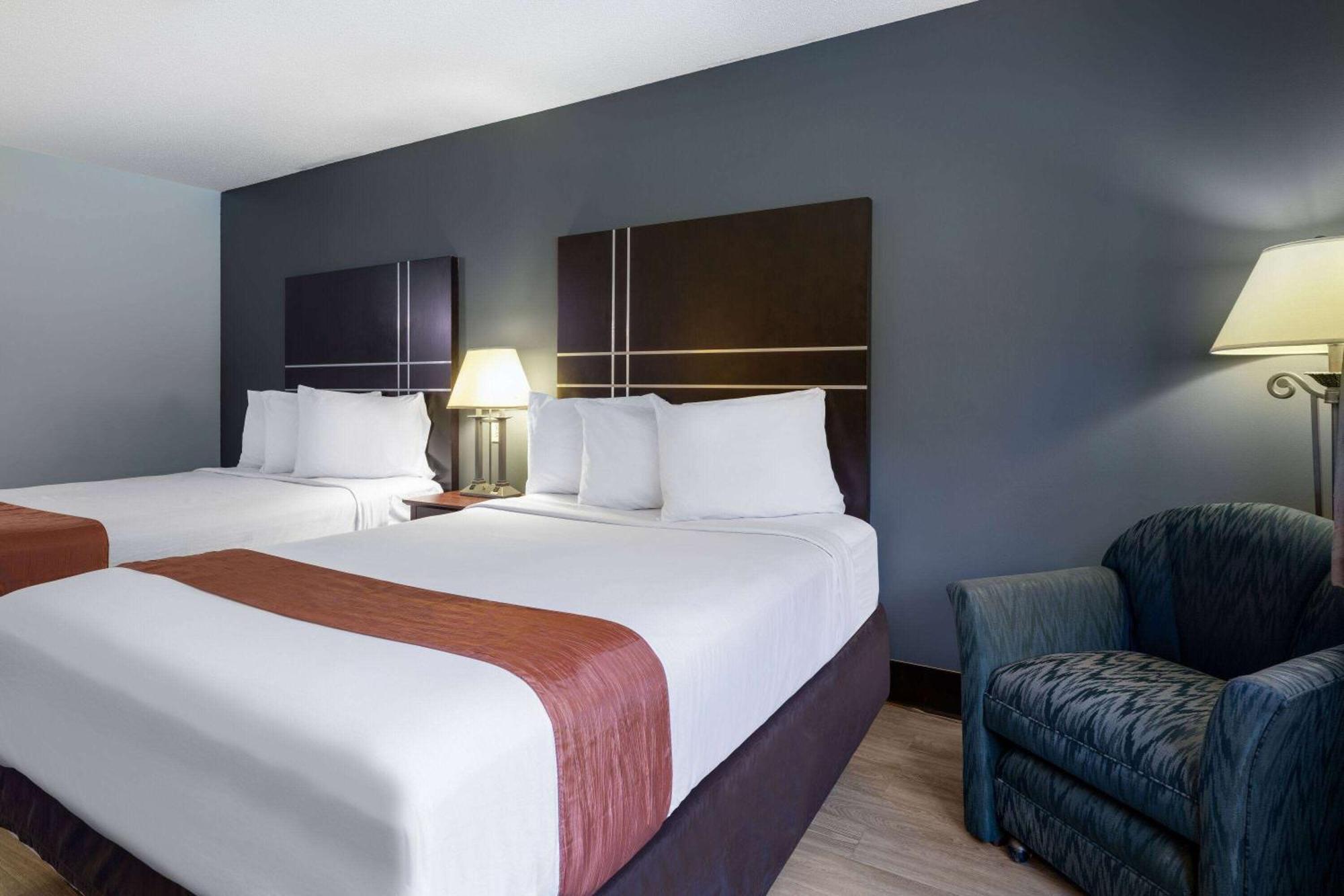 Travelodge By Wyndham Merrill Exterior photo