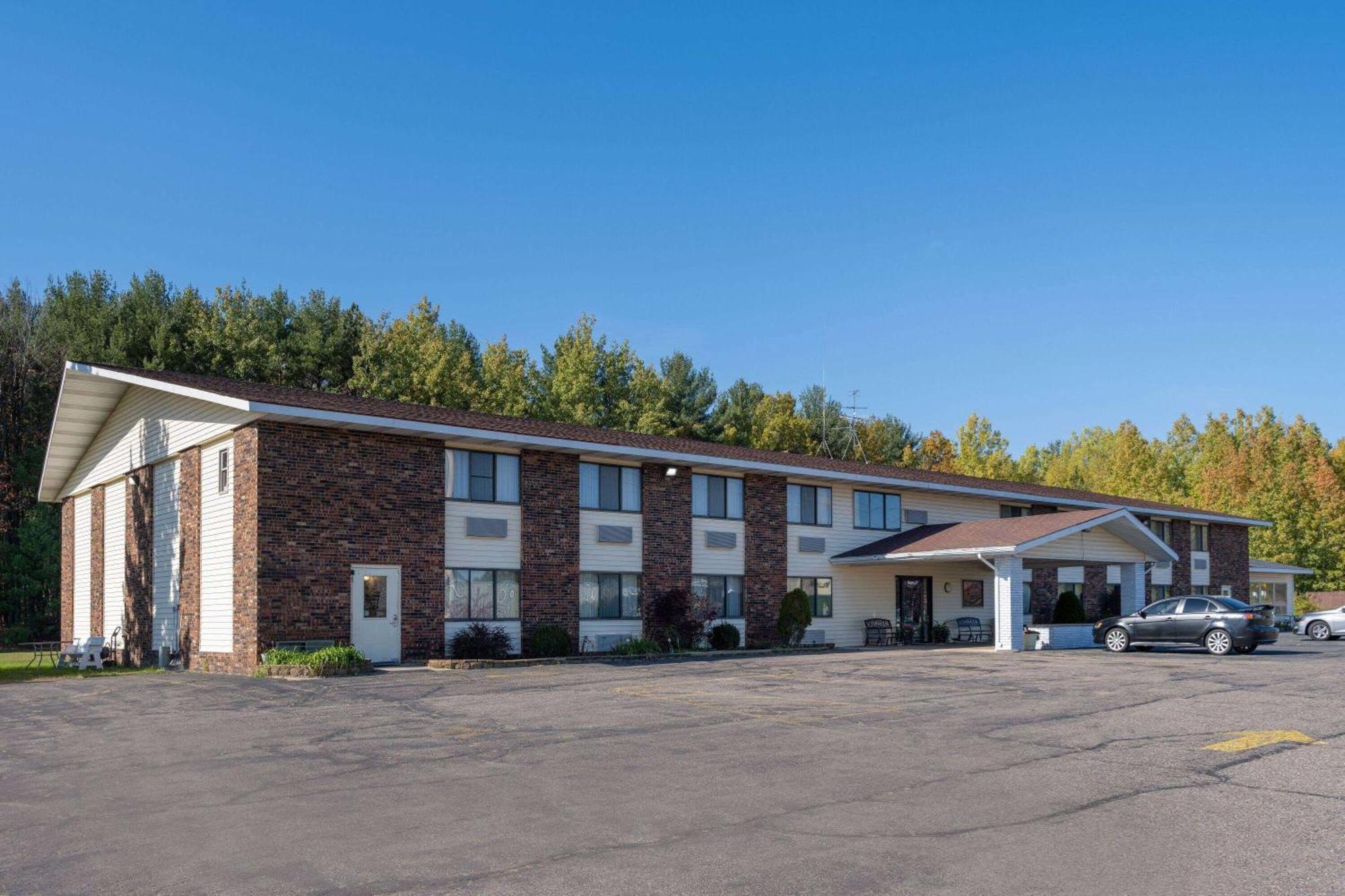 Travelodge By Wyndham Merrill Exterior photo