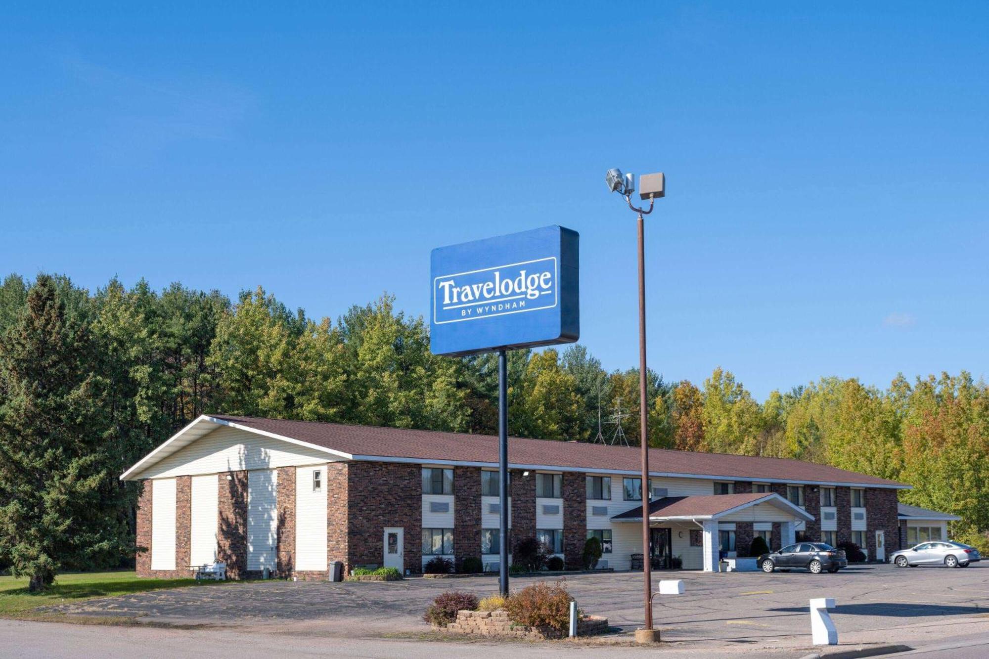 Travelodge By Wyndham Merrill Exterior photo